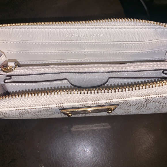 Brand new Michael Kors wallet with wristlet strap - Picture 6 of 8